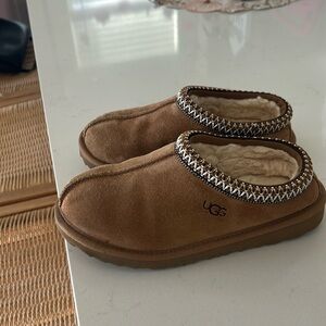 Ugg girls tazman size 2